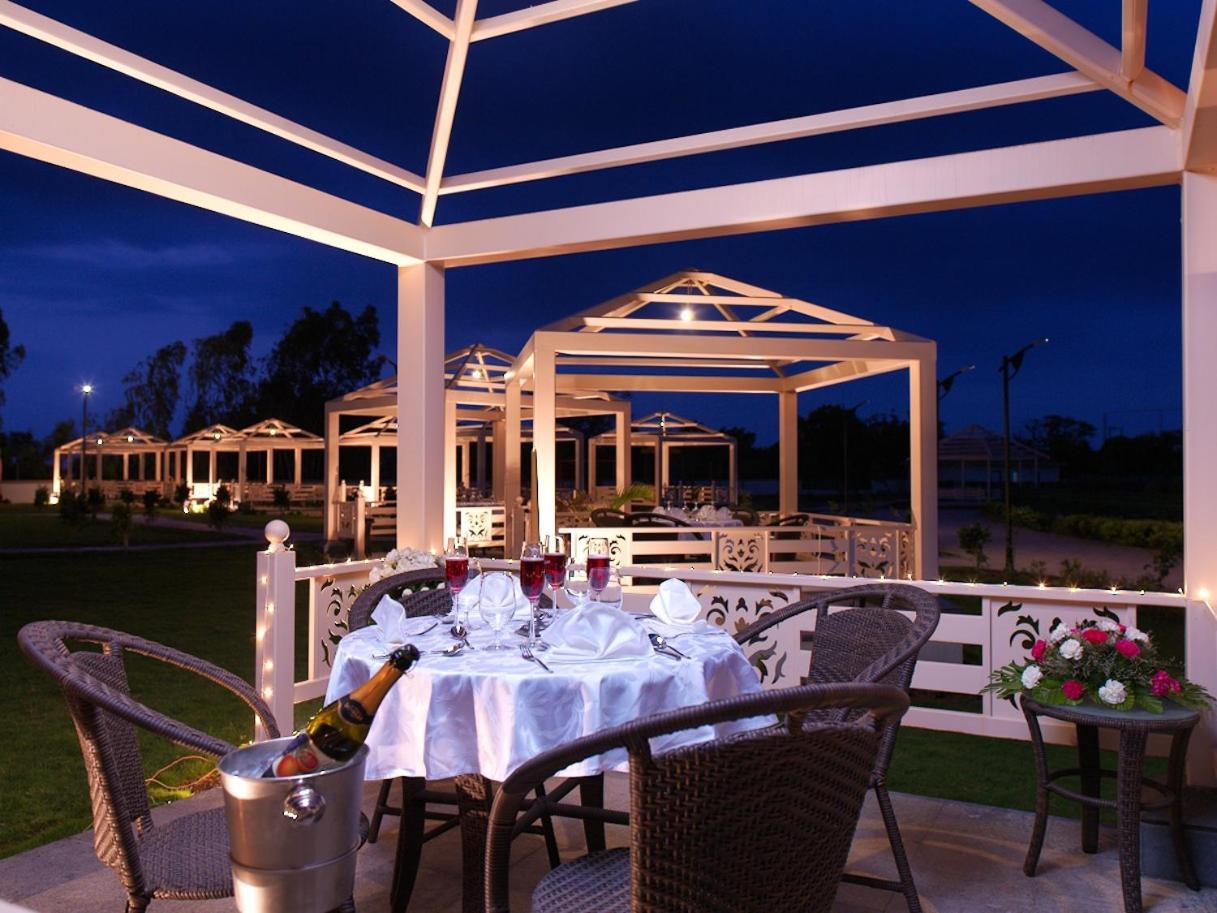 Neonz Resort & Club Ānand Εξωτερικό φωτογραφία